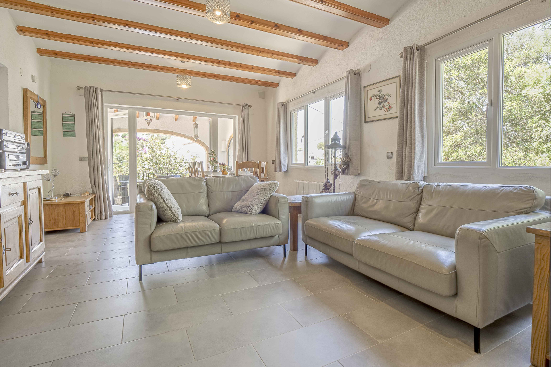 Salon avec accès à la terrasse