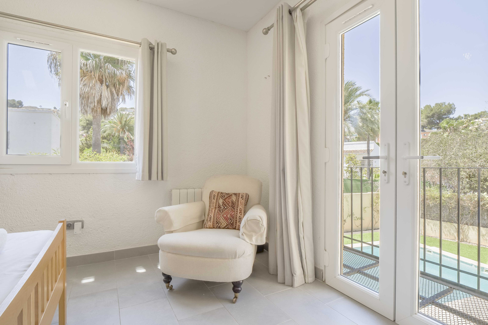 Chambre avec vue sur piscine