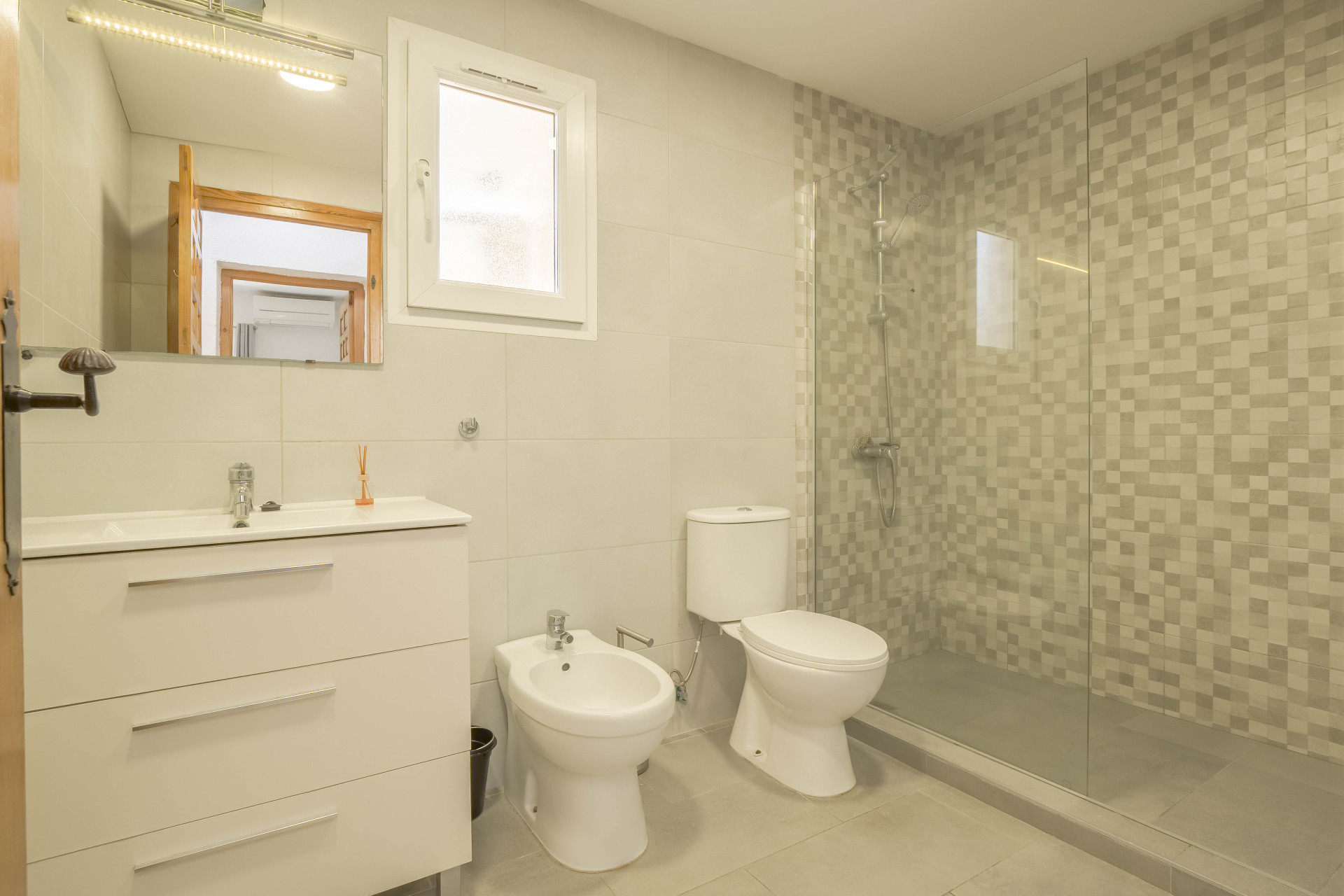 Salle de bains avec douche