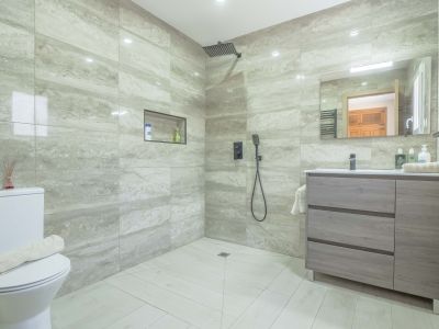 Salle de bains avec douche