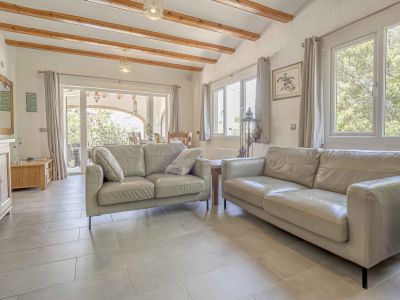 Salon avec accès à la terrasse
