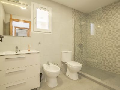 Salle de bains avec douche