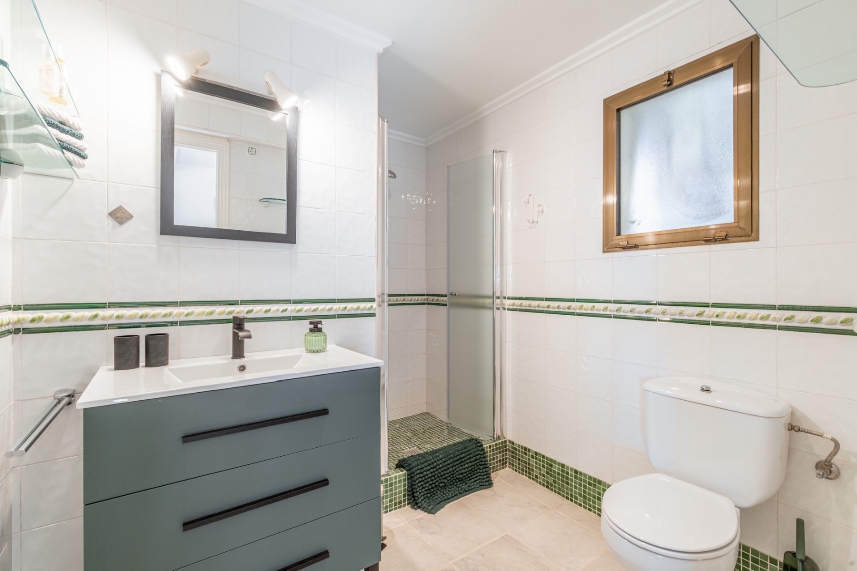 Salle de bains avec douche