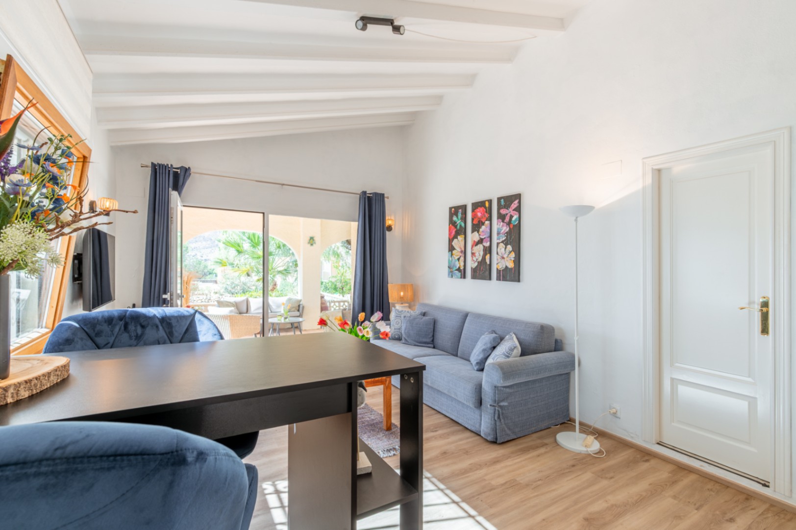 Salon avec accès à la terrasse