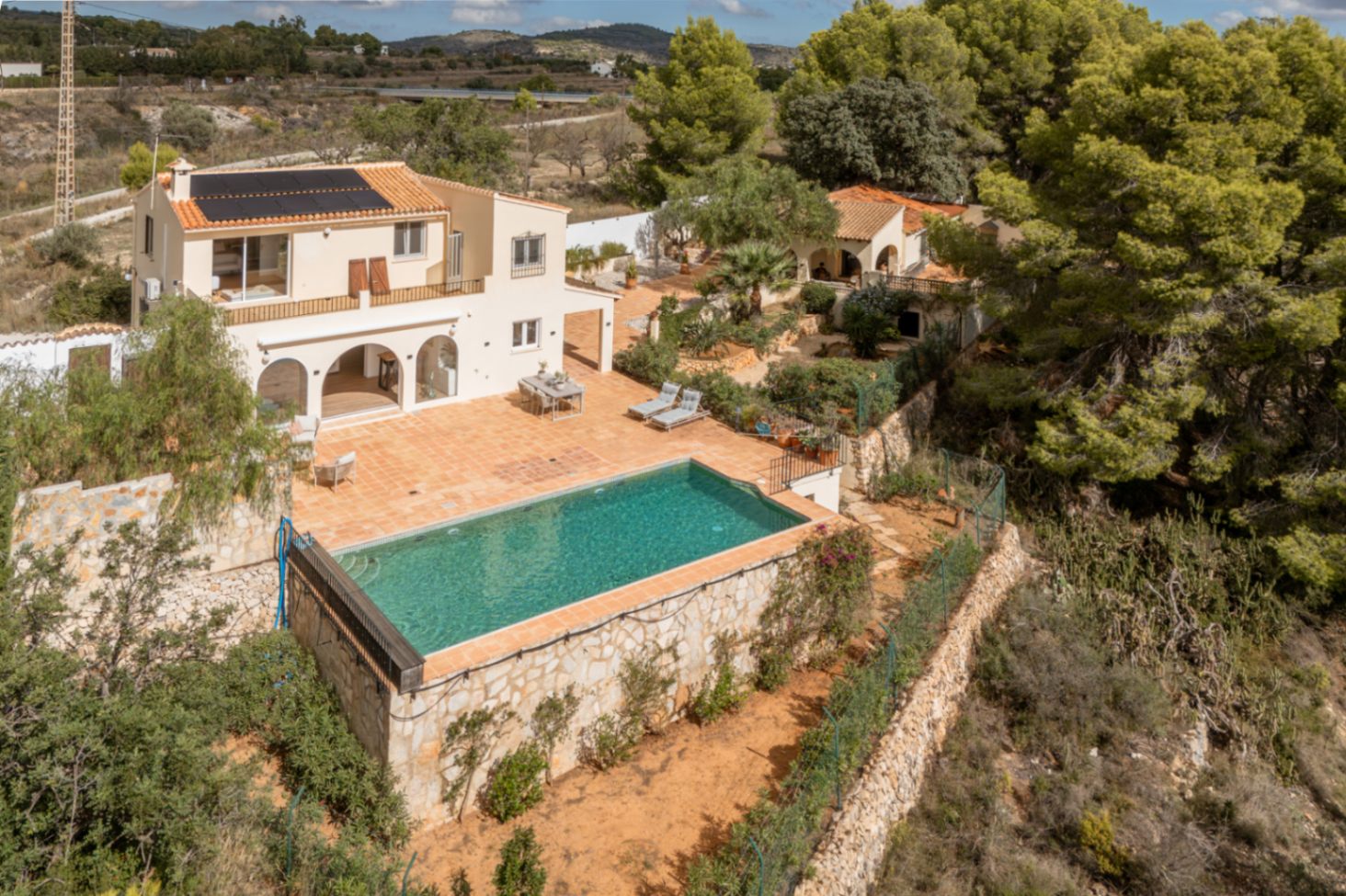 Extérieur de la villa avec piscine