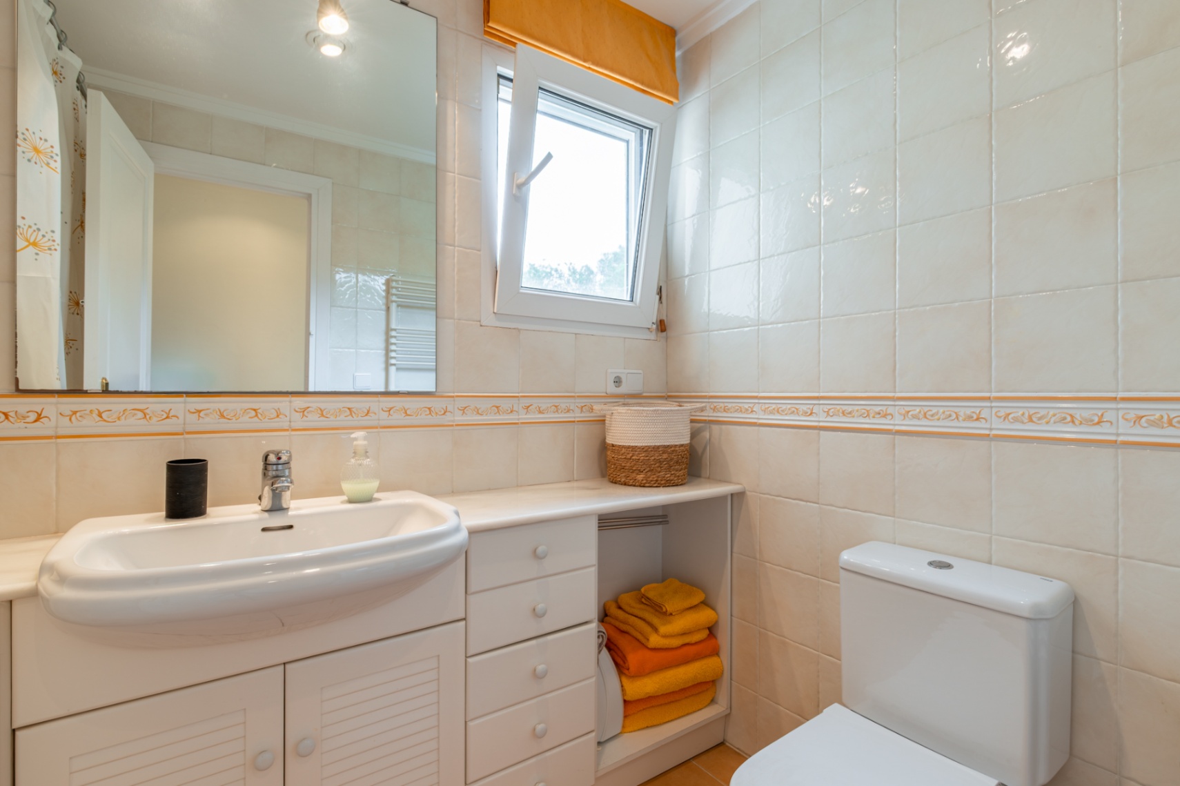 Salle de bains avec fenêtre