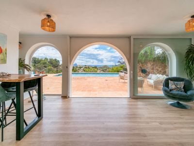 Salon avec vue sur la piscine