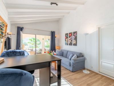 Salon avec accès à la terrasse