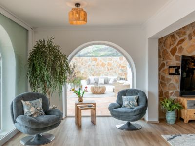 Salon avec baie en arc