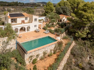 Extérieur de la villa avec piscine