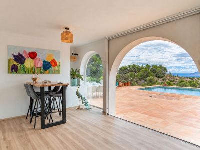 Salon ouvert sur la terrasse