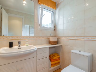 Salle de bains avec fenêtre