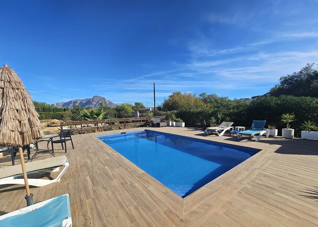 Piscine et terrasse