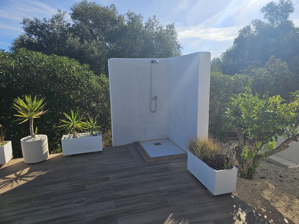 Terrasse avec douche extérieure