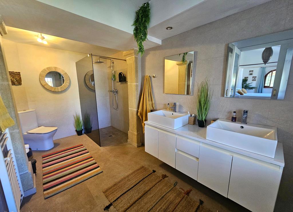 Salle de bains attenante avec douche
