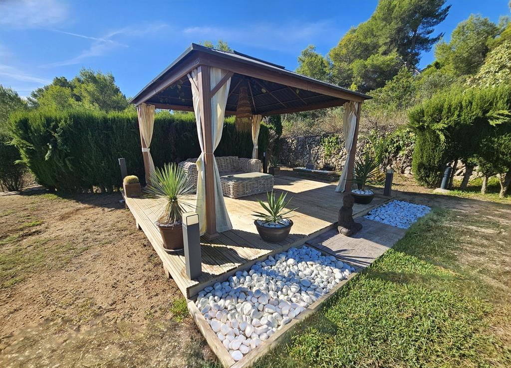 Pergola dans le jardin