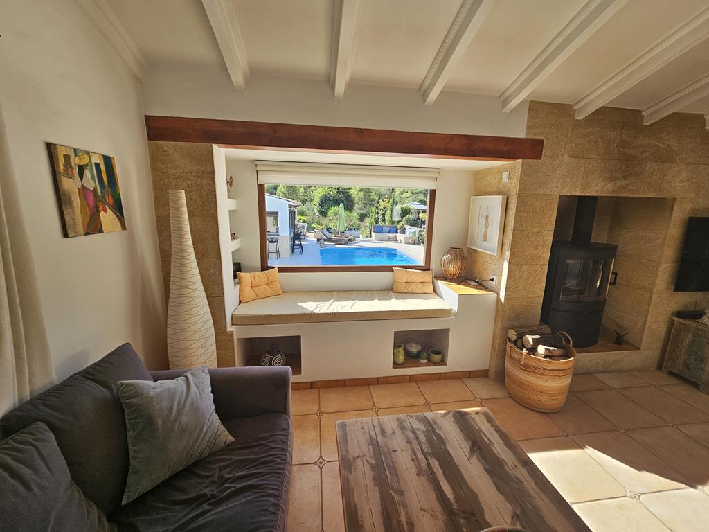 Salon avec vue sur la piscine