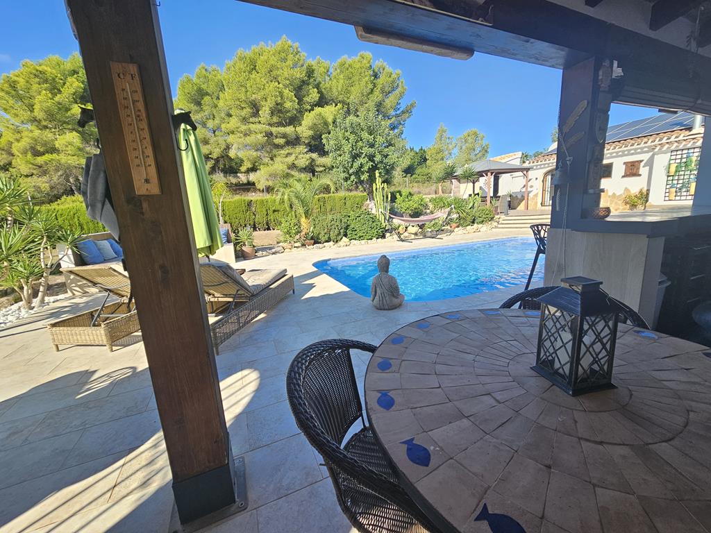 Terrasse couverte et piscine