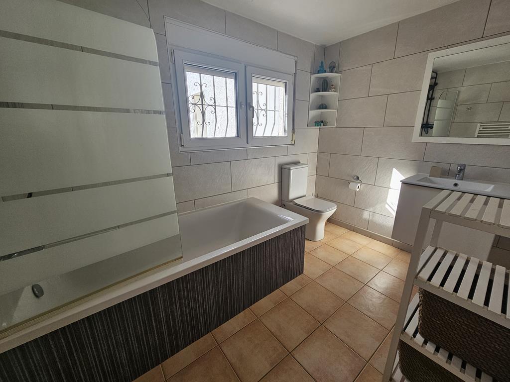 Salle de bains avec baignoire