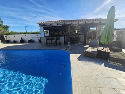 Piscine et bar extérieur