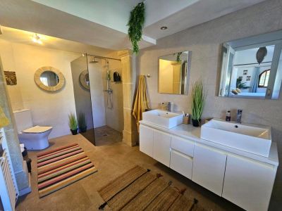 Salle de bains attenante avec douche