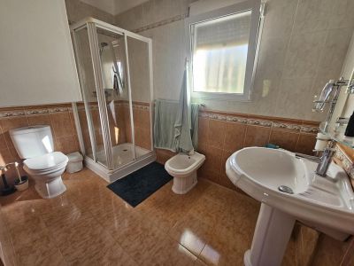 Salle de bains avec douche