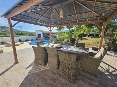 Pergola près de la piscine