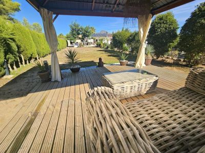 Pergola dans le jardin