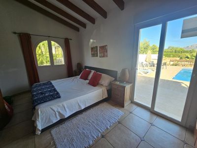 Chambre avec accès à la piscine