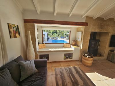 Salon avec vue sur la piscine