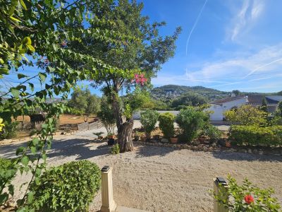 Jardin avec vue sur la montagne