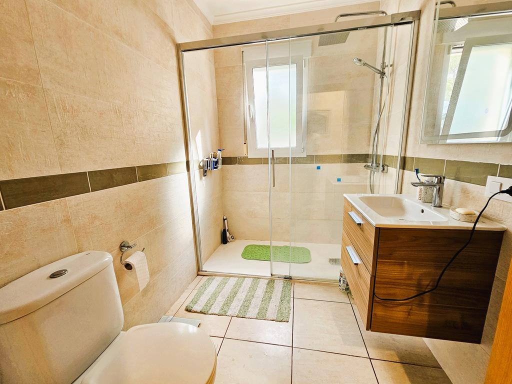 Salle de bain avec douche