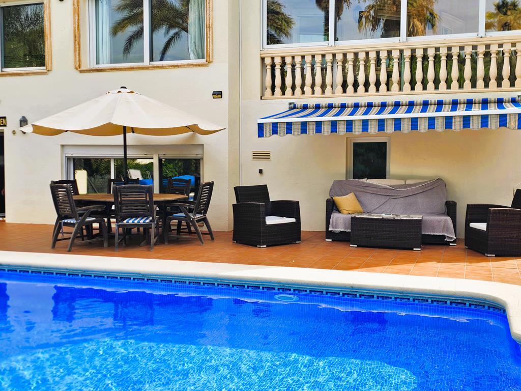 Terrasse au bord de la piscine