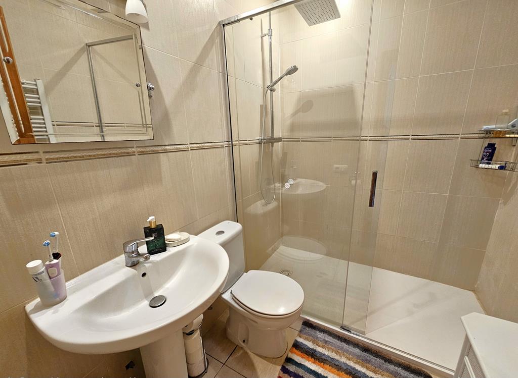 Salle de bains avec douche