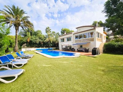 Extérieur avec jardin et piscine
