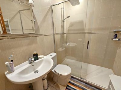 Salle de bains avec douche