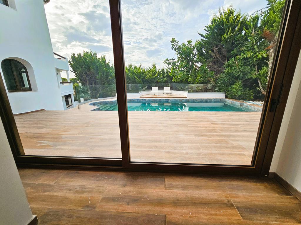 Vue sur la terrasse et piscine