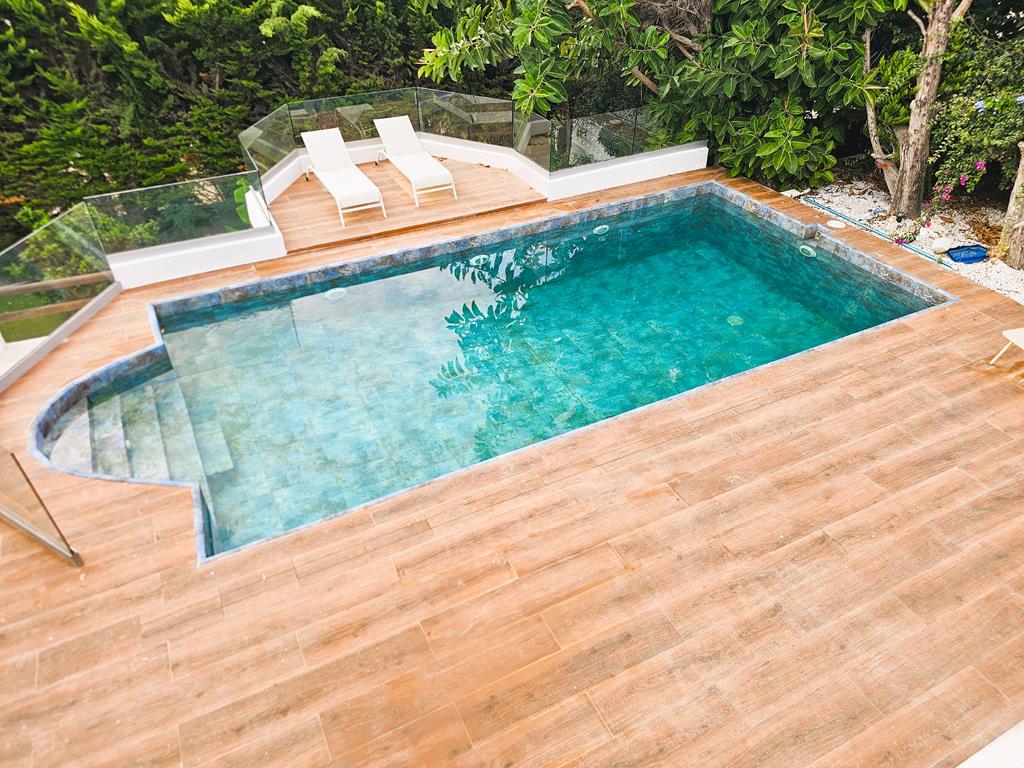 Piscine et terrasse