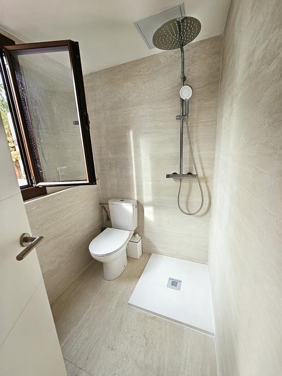 Salle de bains avec douche