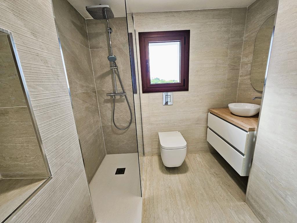 Salle de bains avec douche