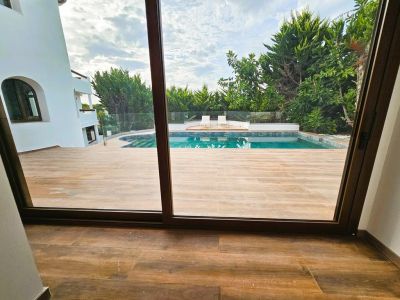 Vue sur la terrasse et piscine