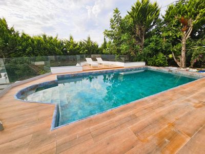 Piscine et terrasse