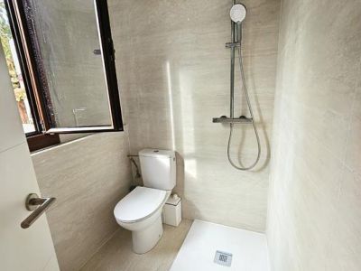 Salle de bains avec douche