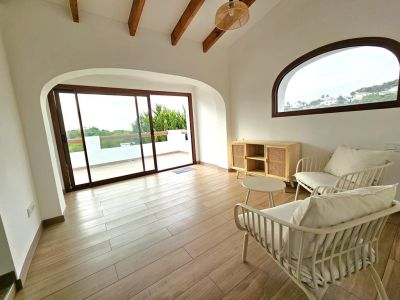 Salon avec accès à la terrasse
