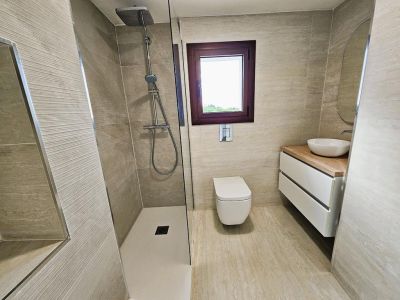 Salle de bains avec douche