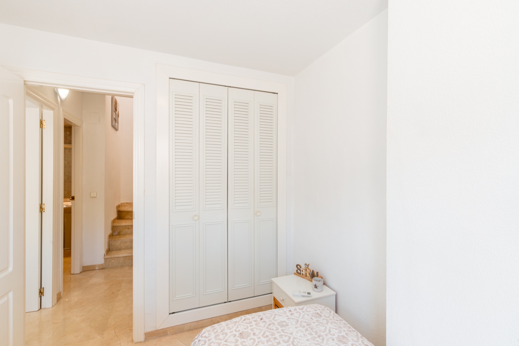 Chambre avec placard intégré