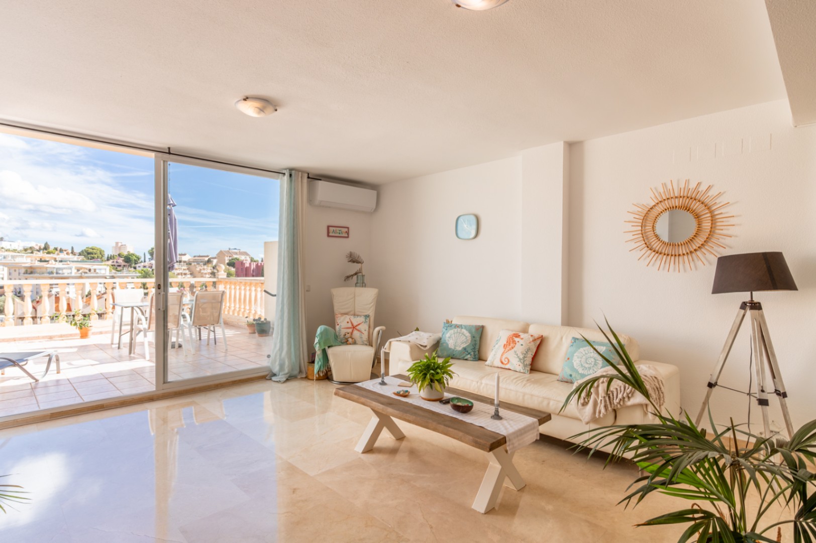 Salon avec accès à la terrasse