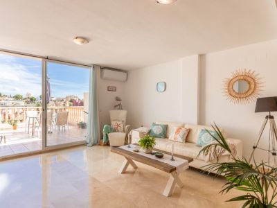 Salon avec accès à la terrasse