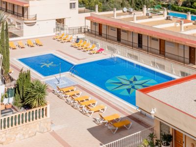 Piscine commune et solarium