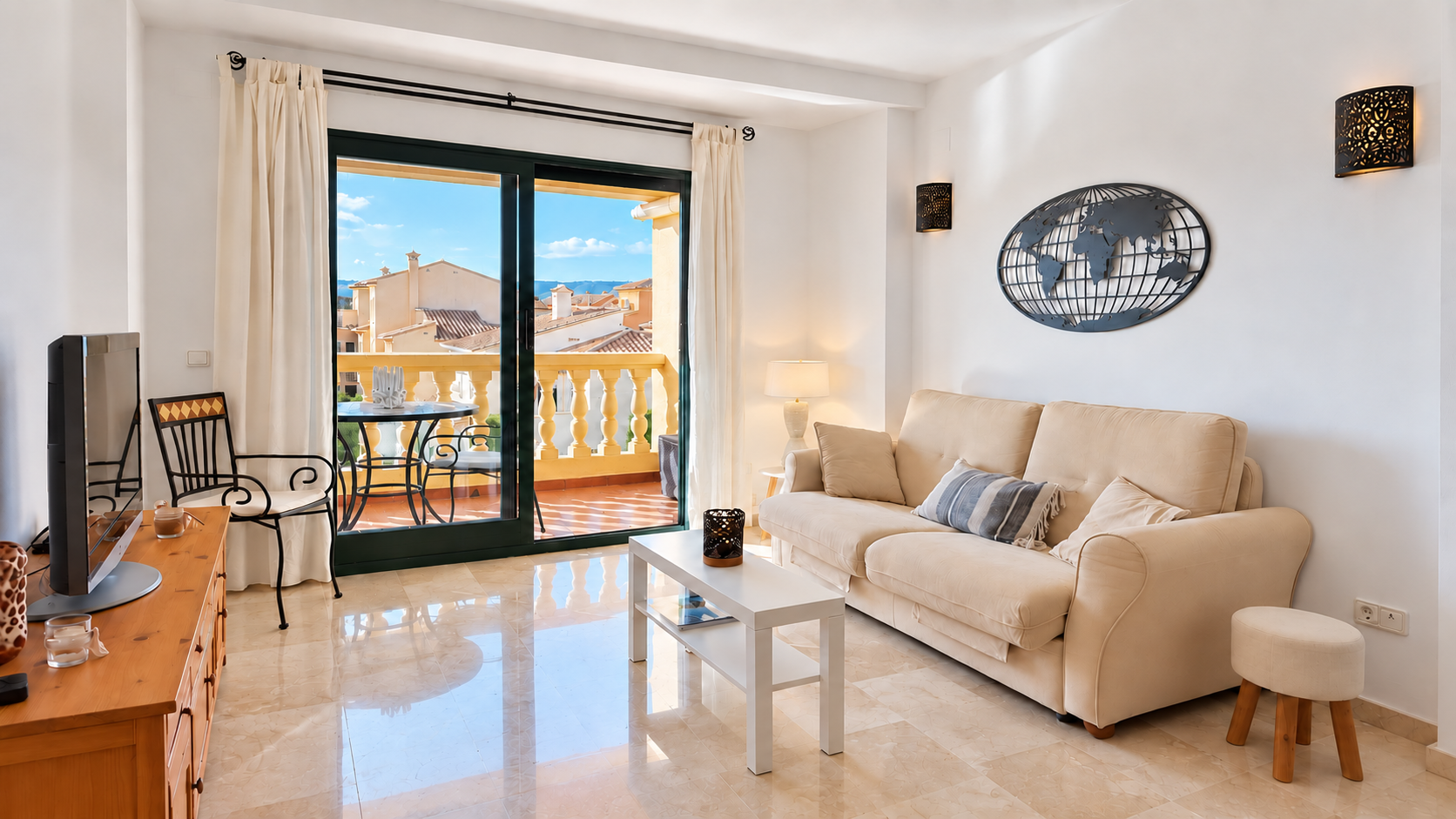 Salon avec accès à la terrasse